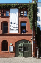 Das Haus für Poesie sucht eine Fachkraft für Bürokommunikation (m/w/d) in Vollzeit  